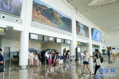 澳门钻石娱乐：首批旅客乘坐华夏航空G52685次航班抵达巫山机场